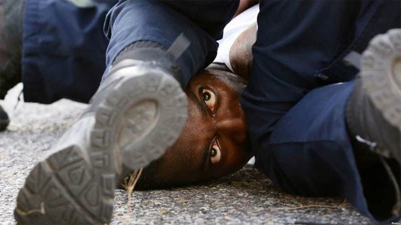 Polic&iacute;a de EEUU derriba brutalmente a un negro en Nueva York