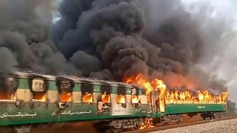 Al menos 65 muertos en el incendio de un tren de pasajeros en Pakist&aacute;n