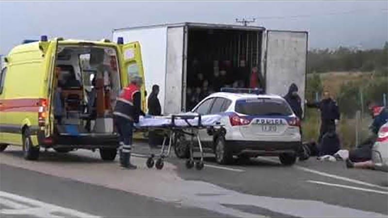 Localizan a 41 migrantes vivos en el interior de un cami&oacute;n refrigerado en Grecia
