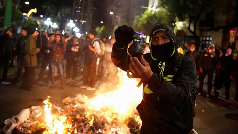Choques entre manifestantes opositores y polic&iacute;as en La Paz