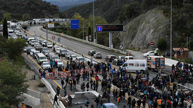 Independentistas catalanes cortan la autopista entre Espa&ntilde;a y Francia