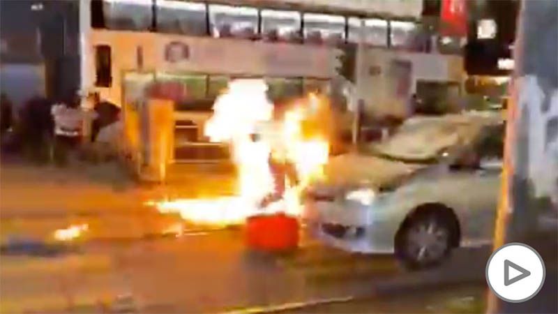 Manifestantes en Hong Kong prenden fuego a un hombre tras una discuta