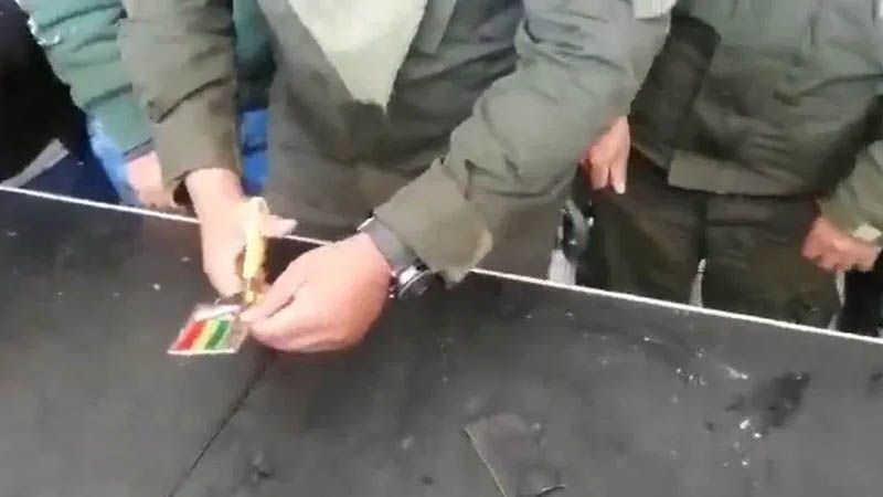 Polic&iacute;as de Bolivia cortan bandera de los pueblos originarios de su uniforme