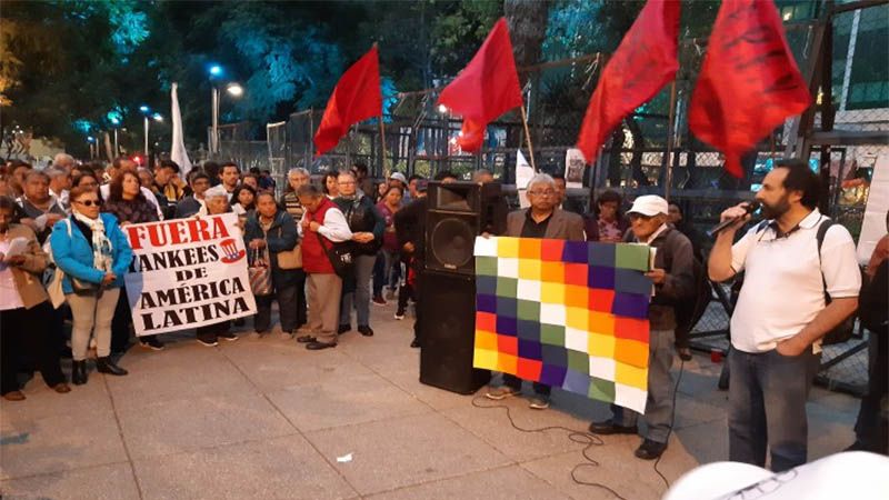 Mexicanos repudian golpe en Bolivia frente a embajada de EEUU