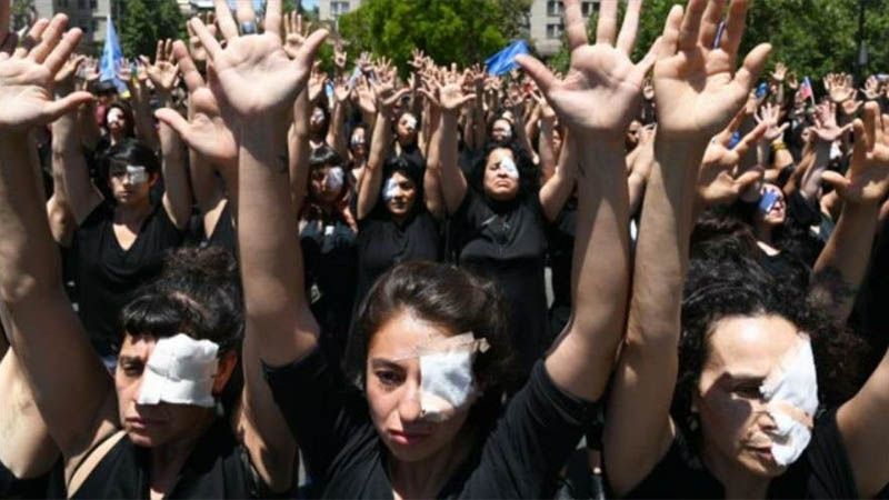 Polic&iacute;a de Chile suspende el uso de balines antidisturbios tras duras cr&iacute;ticas