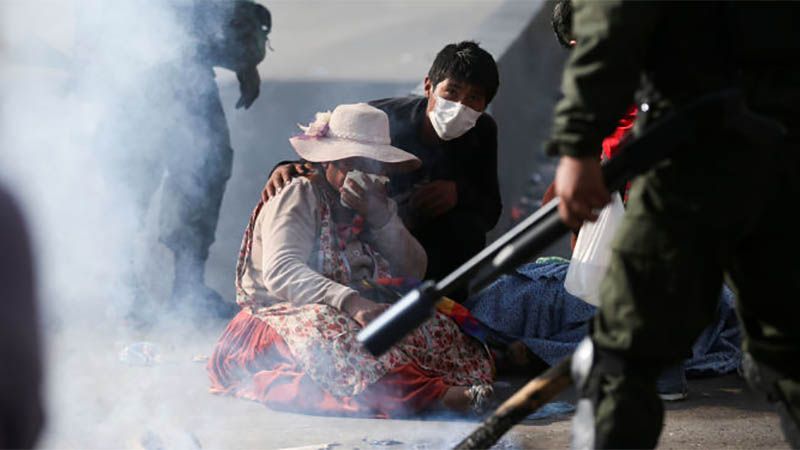 Polic&iacute;as y militares golpistas en Bolivia est&aacute;n acribillando al pueblo con armamento de guerra