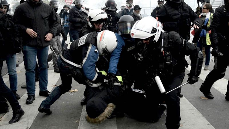 Primer juicio en Francia contra un polic&iacute;a por violencia contra &ldquo;chalecos amarillos&rdquo;