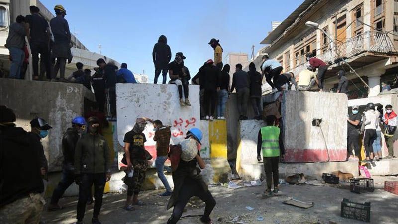 Tres muertos y 30 heridos en enfrentamientos durante la protesta en el centro de Bagdad