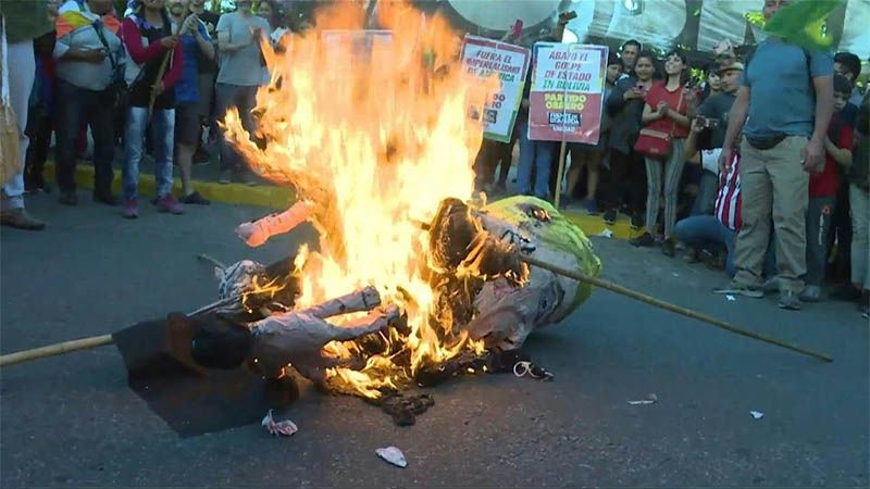 Queman una efigie de Trump frente a la embajada de EEUU en Argentina