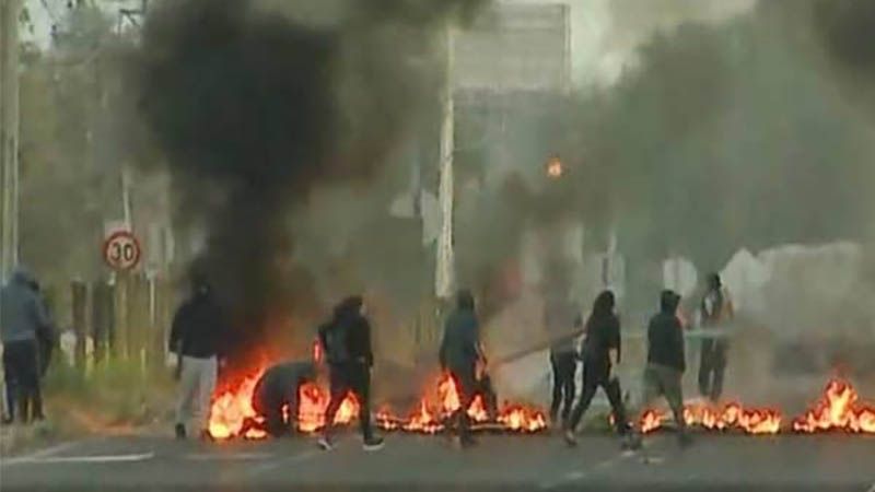Pobladores cortan accesos a capital de Chile en Huelga General