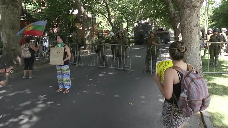 Manifestantes chilenos desean &ldquo;cumplea&ntilde;os infeliz&rdquo; a Pi&ntilde;era