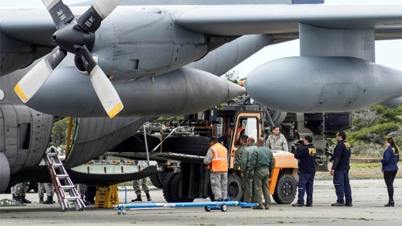 Restos de v&iacute;ctimas del avi&oacute;n chileno siniestrado llegan a base militar en Punta Arenas