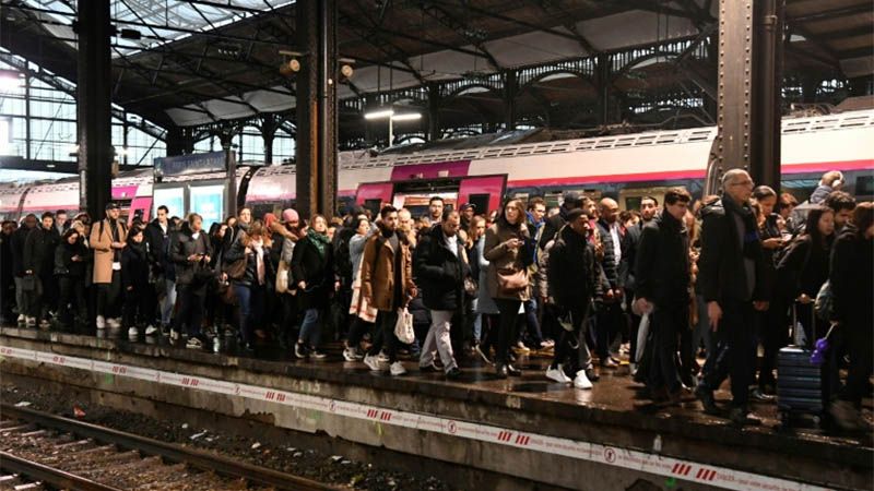 La huelga de transportes cumple 12 d&iacute;as en Francia y amenaza con paralizar al pa&iacute;s en Navidad