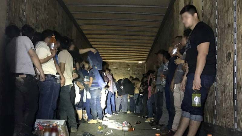 Detienen a m&aacute;s de 70 migrantes en Texas que viajaban en la caja de mercanc&iacute;a de un cami&oacute;n