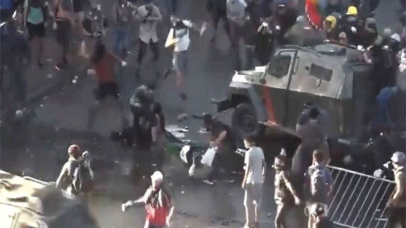 Indignaci&oacute;n y repulsa en Chile por atropello a joven manifestante por carabineros