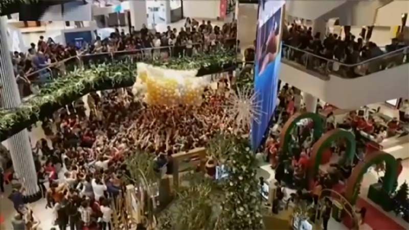 Cinco personas hospitalizadas por una estampida durante un reparto de regalos en S&iacute;dney