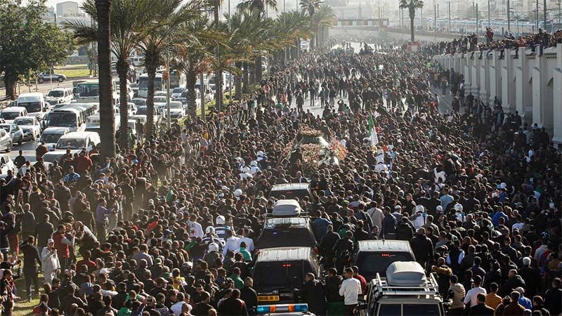 Miles de argelinos dan su &uacute;ltimo adi&oacute;s al fallecido jefe del Ej&eacute;rcito argelino