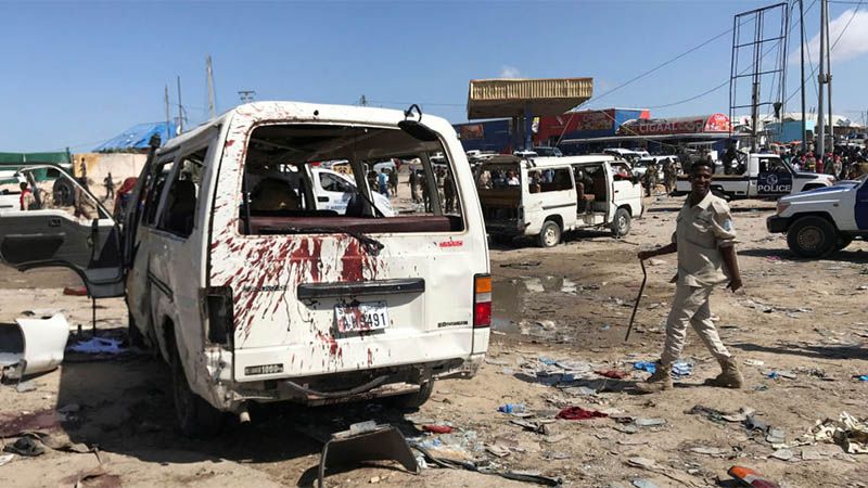 Casi un centenar de muertos por la explosi&oacute;n de un coche bomba en la capital de Somalia