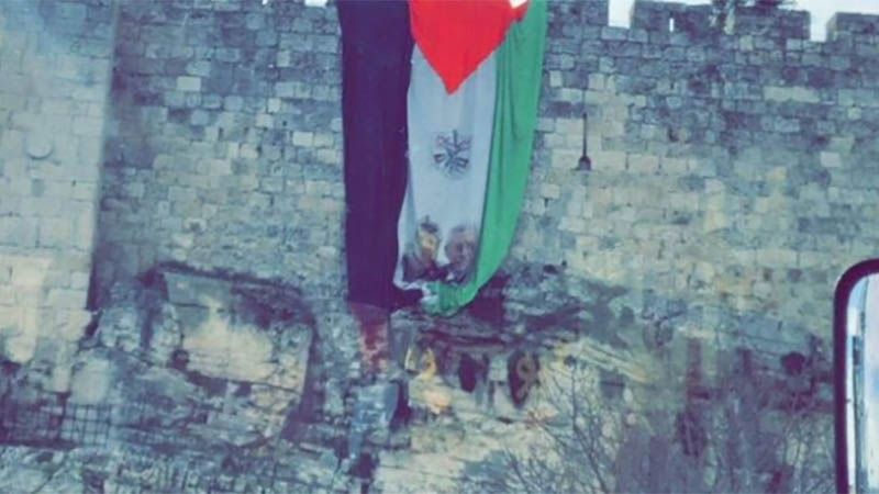 Cuelgan una bandera palestina gigante en las murallas de Al Quds