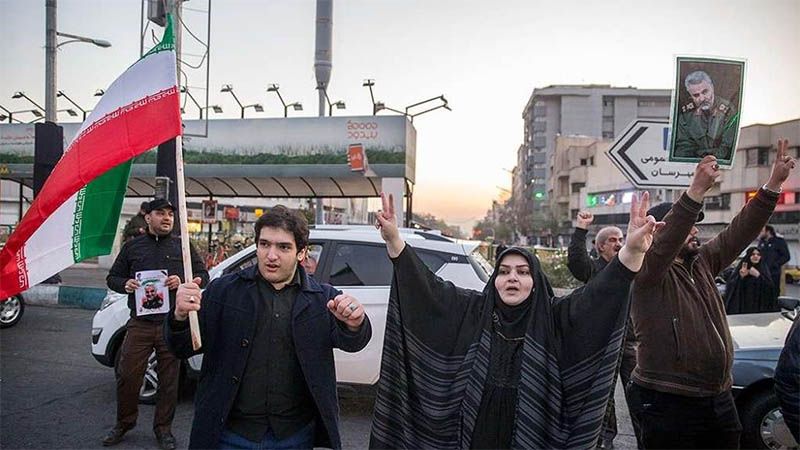 Los iran&iacute;es celebran los ataques contra bases del ej&eacute;rcito terrorista y agresor de EEUU