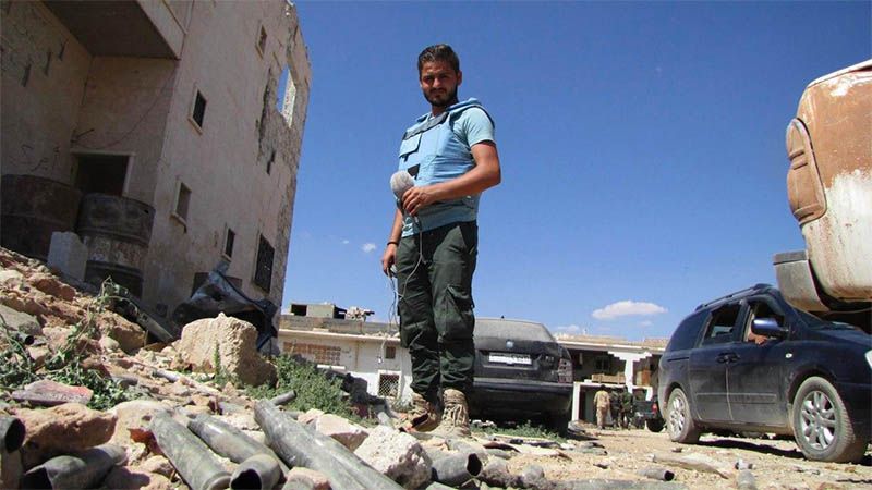 Reportero sirio resulta herido en ataque terrorista en el este de Idlib