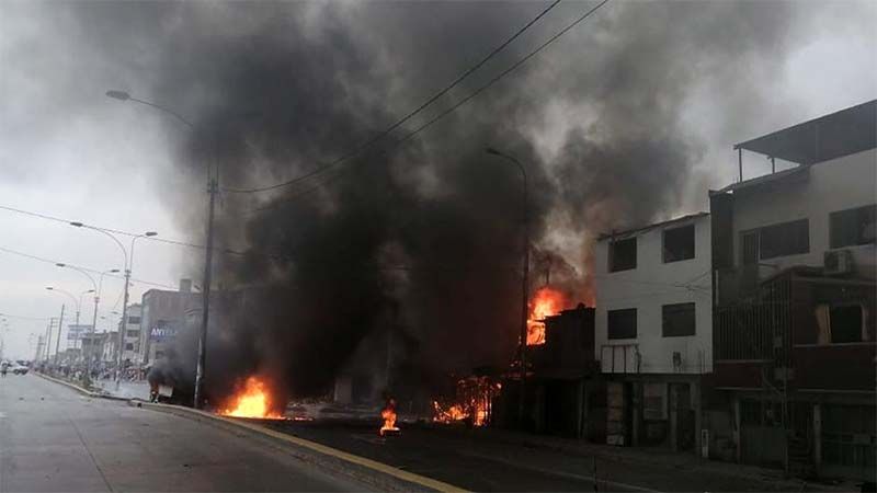 Muere una persona y otras 50 resultan heridas por la explosi&oacute;n de un cami&oacute;n cisterna en Lima