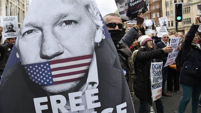 El padre de Julian Assange pide la libertad condicional de su hijo