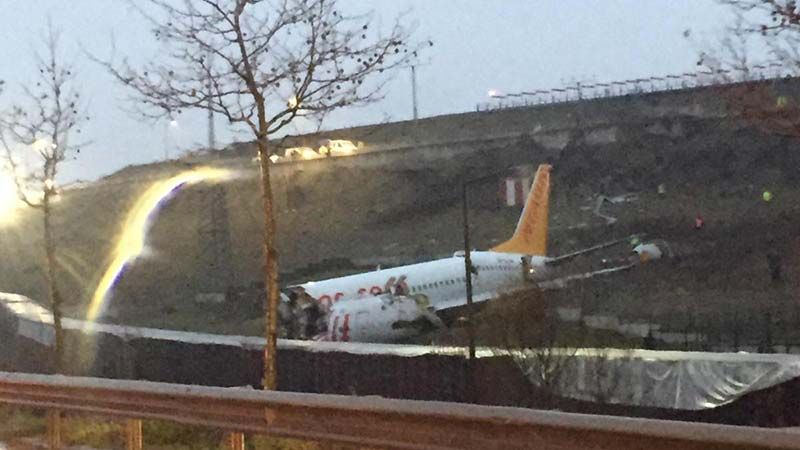 Un avi&oacute;n con 177 pasajeros se sale de la pista y se parte en tres en un aeropuerto de Estambul