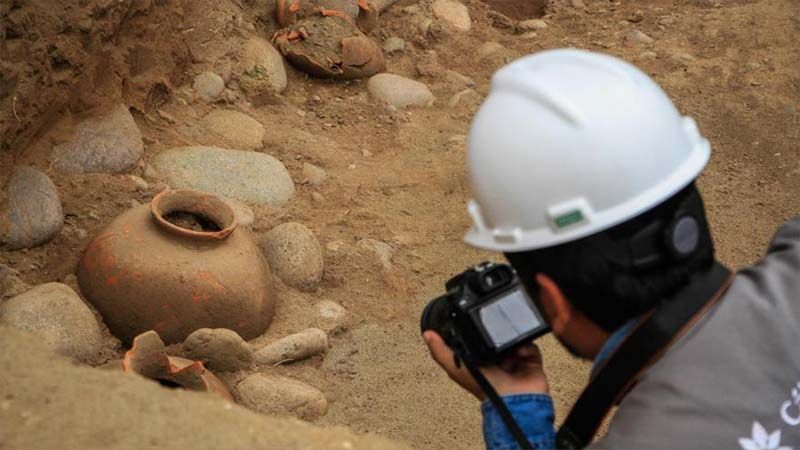 Descubren un cementerio de 1.800 a&ntilde;os al excavar una calle en Lima