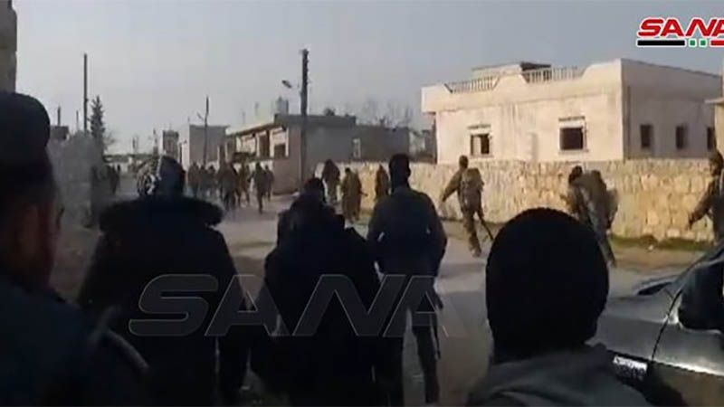 Unidades del Ej&eacute;rcito sirio rastrean la ciudad de Saraqeb tras liberarla de los terroristas