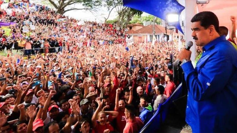 Maduro llama a la juventud a defender la paz en Venezuela con las armas en la mano