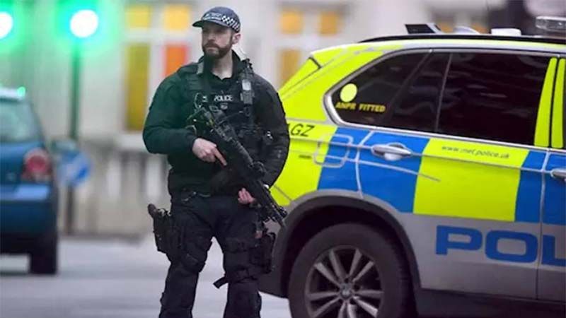 Apu&ntilde;alan a un hombre en una mezquita de Londres