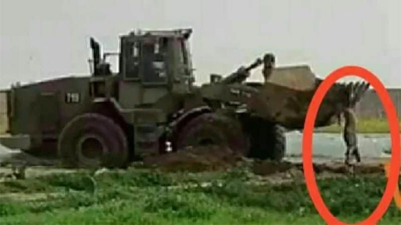 Brutalidad sin l&iacute;mites: Bulldozer israel&iacute; arrastra y cuelga el cuerpo de un palestino herido por disparos