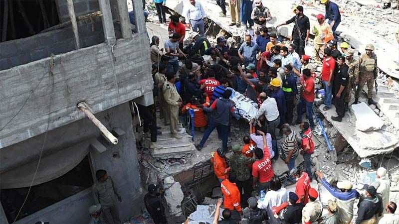 M&aacute;s de once muertos por el derrumbe de un edificio en Karachi