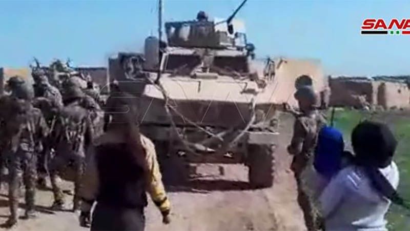 Militares y pobladores sirios bloquean el paso de un convoy militar estadounidense