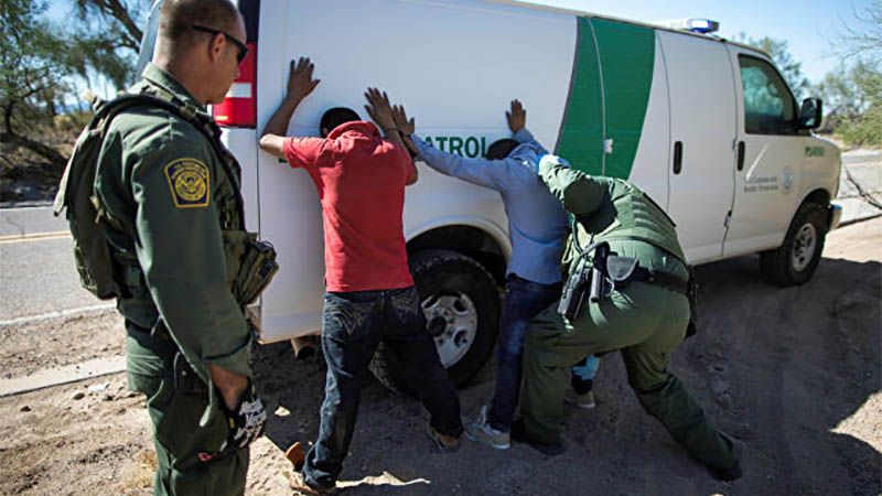 Un mexicano muere en frontera con EEUU tras ser arrestado por servicios de inmigraci&oacute;n