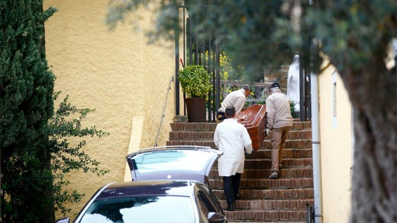 Espa&ntilde;a proh&iacute;be las ceremonias f&uacute;nebres en su lucha contra el coronavirus