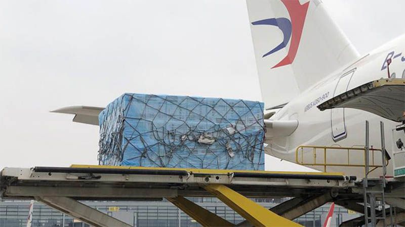 Rusia env&iacute;a a EEUU un avi&oacute;n militar con equipo m&eacute;dico