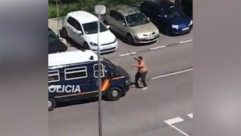 Un contagiado de coronavirus ataca con catanas a la Polic&iacute;a en Madrid