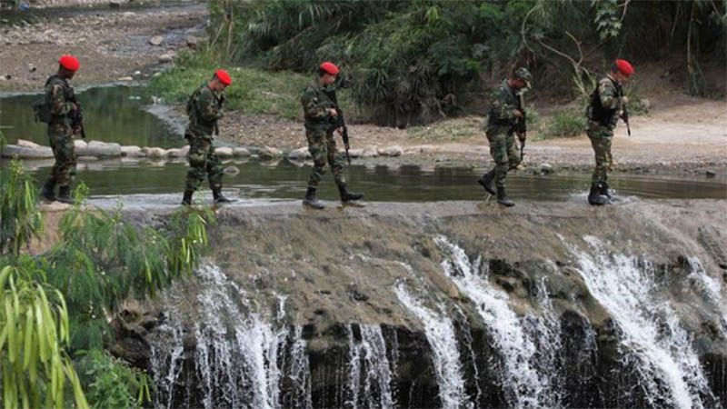 Venezuela env&iacute;a miles de tropas a la frontera con Colombia