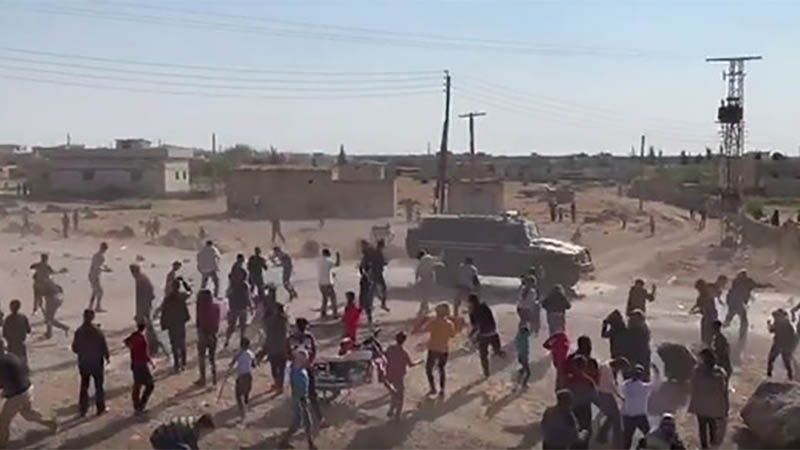 Civiles sirios bloquean el paso de un convoy militar de EEUU y lo obligan a retroceder