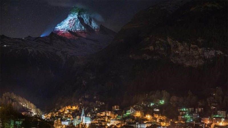 La bandera de Ir&aacute;n proyectada en la monta&ntilde;a m&aacute;s emblem&aacute;tica de Suiza como s&iacute;mbolo de solidaridad