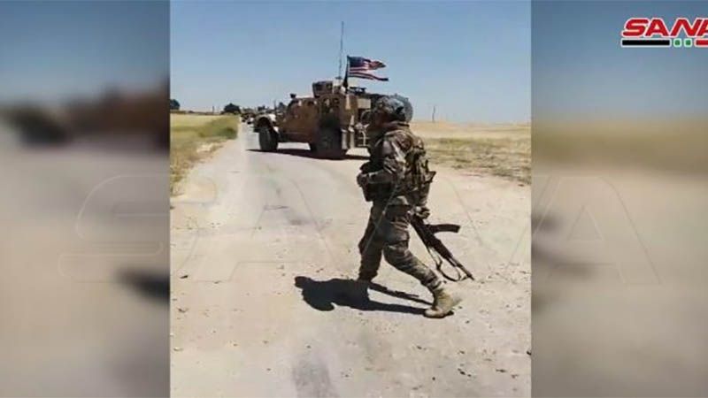 Soldados sirios bloquean el paso de un convoy del ocupante estadounidense en Hasakeh