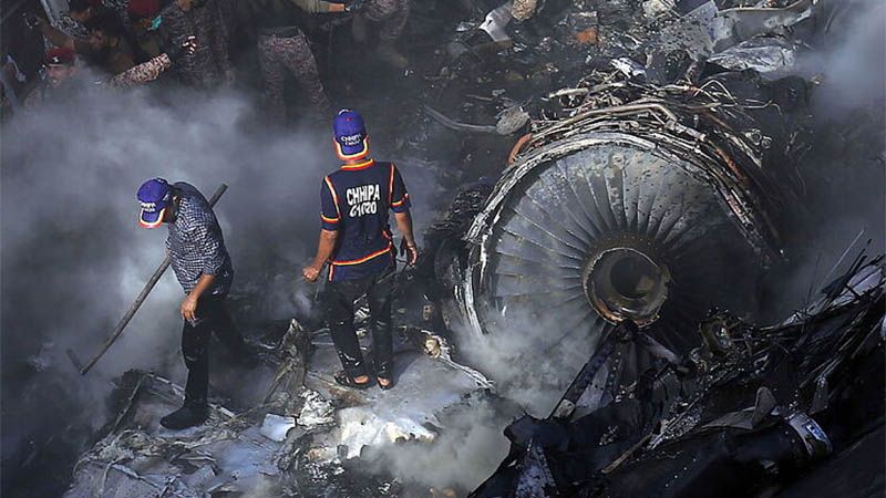 Mueren al menos 60 personas tras estrellarse un avi&oacute;n en una zona residencial de Pakist&aacute;n