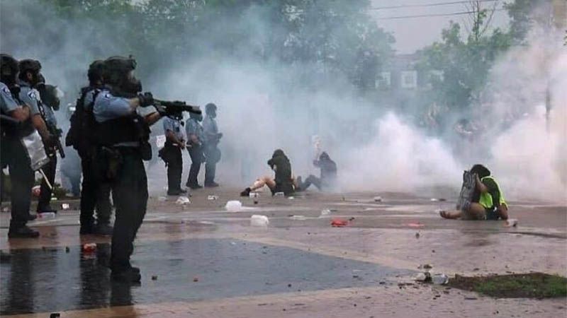 Se recrudecen las protestas en Minneapolis por la muerte de un afroamericano a manos de un polic&iacute;a