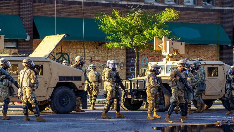 Militares ocupan las calles de EEUU tras violentas protestas contra el racismo