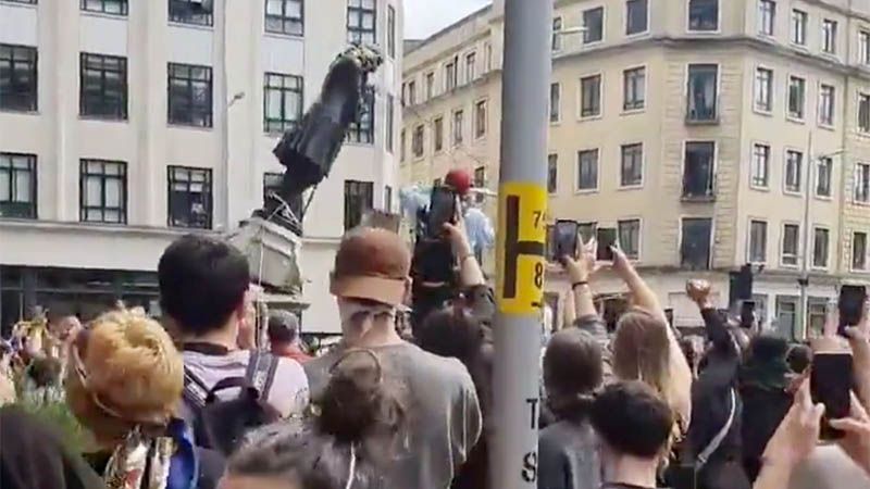 Manifestaciones en Reino Unido: derriban en Bristol la estatua de un comerciante de esclavos