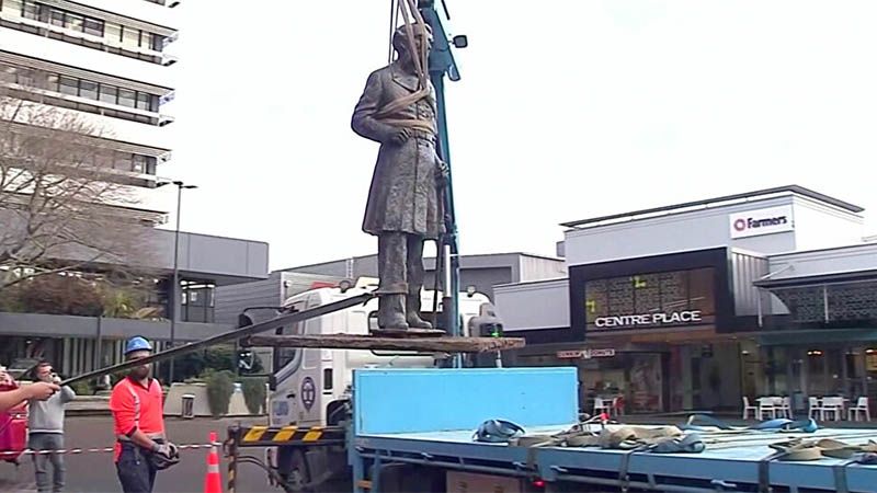 Retiran en Nueva Zelanda la estatua de un colonialista brit&aacute;nico