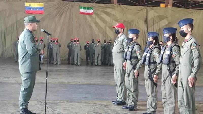 Banderas de Ir&aacute;n y Venezuela, juntas en una ceremonia militar