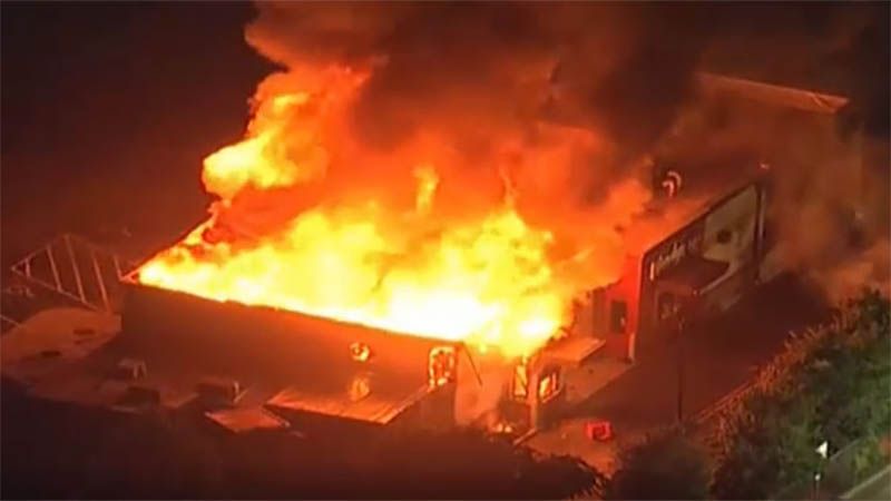 Manifestantes en Atlanta queman un restaurante tras el asesinato de otro ciudadano negro